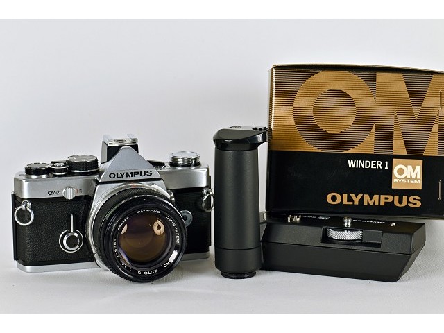 FOTOCAMERA OLYMPUS OM-2 CON OBIETTIVO 50 F1.4, WINDER 1, CUSTODIA E IMBALLI ORIGINALI FOTOCAMERA OLYMPUS OM-2 CON OBIETTIVO 50 F1.4, WINDER 1, CUSTODIA E IMBALLI ORIGINALI