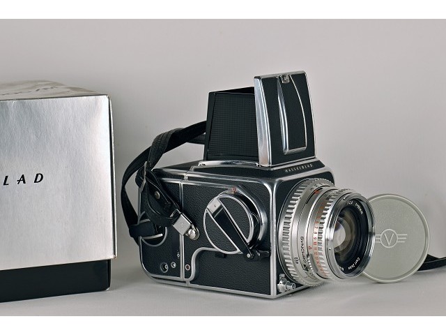 Fotocamera Hasselblad 500C con 80mm. f2.8 Planar, magazzino 120, borsa pronto originale, dorso Polar Fotocamera Hasselblad 500C con 80mm. f2.8 Planar, magazzino 120, borsa pronto originale, dorso Polar